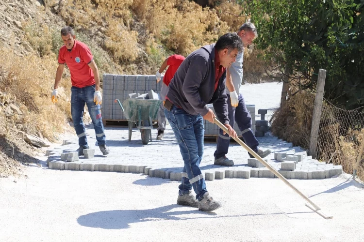 Menderes'te yol yenileme çalışması devam ediyor