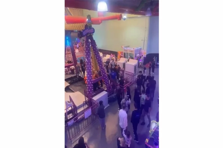 Eğlence parkında çocukların bindiği oyuncak devrildi haberinin görseli