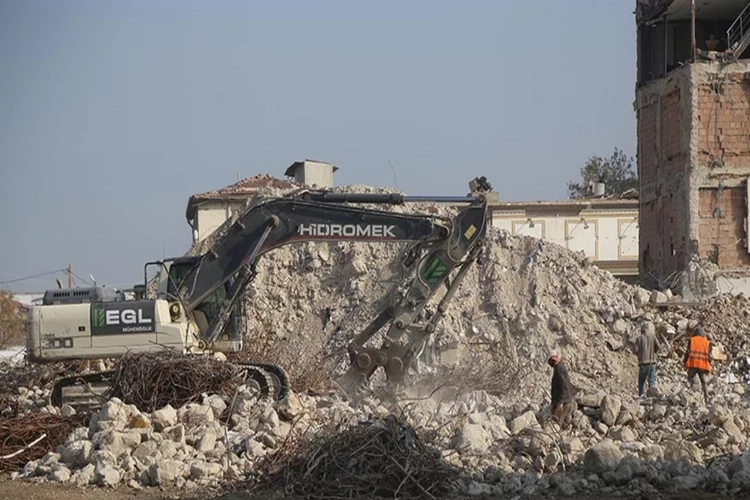 Hatay depreminde ağır hasarlı binalar kontrollü olarak yıkıldı