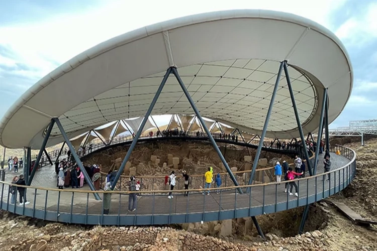 Tarihin sıfır noktası Göbeklitepe’ye ara tatilde ziyaretçi akını haberinin görseli
