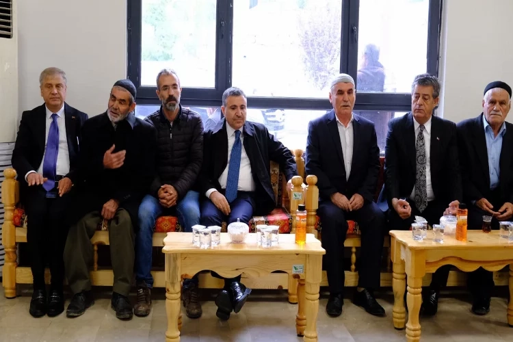 Şırnak Valisi Atay, yangında ölen çocuğun taziyesine katıldı haberinin görseli