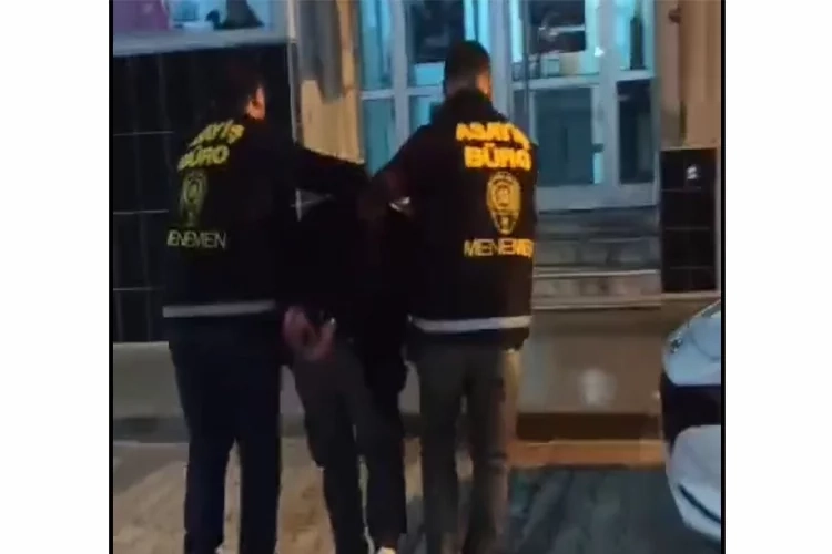 İzmir haber: 38 yıl hapis cezası ile aranan zanlı kıskıvrak yakalandı haberinin görseli