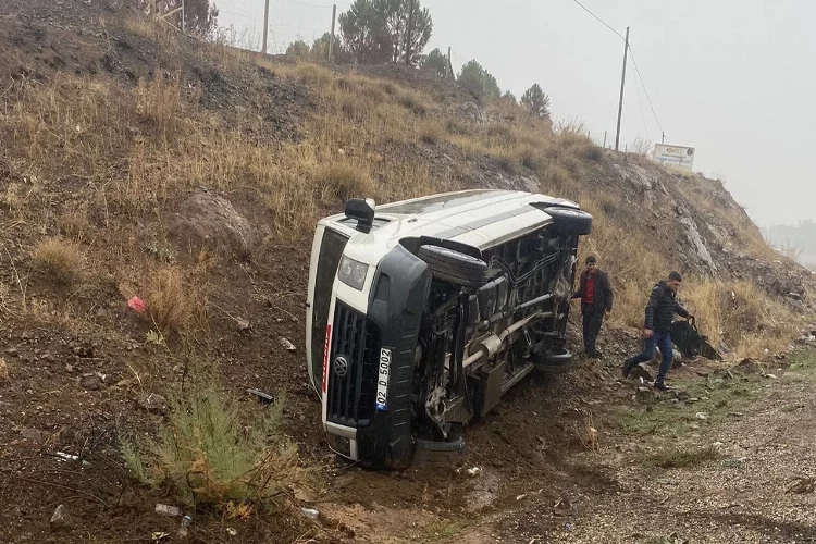 Adıyaman’da minibüs şarampole devrildi