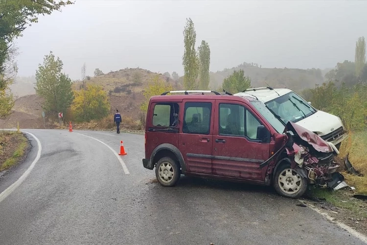 Adıyaman'da iki hafif ticari araç çarpıştı