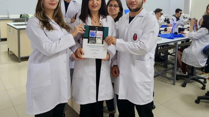 1. DEÜ Veteriner Fakültesi'nden Doç. Dr. Meltem Kumaş Kulualp (ortada)