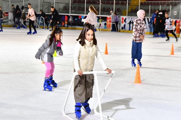 Aşık Veysel Buz Sporları Salonu’nda tatil yoğunluğu