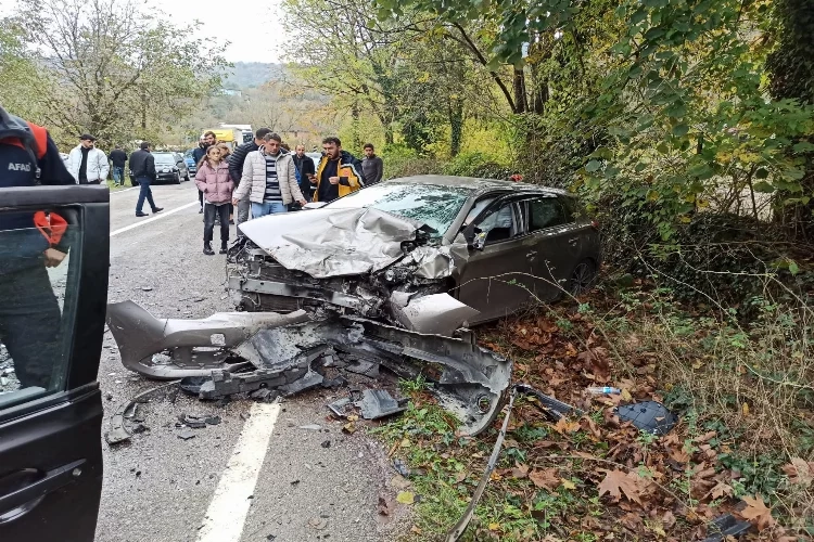 Bartın'da iki otomobil çarpıştı: Ölü ve yaralılar var