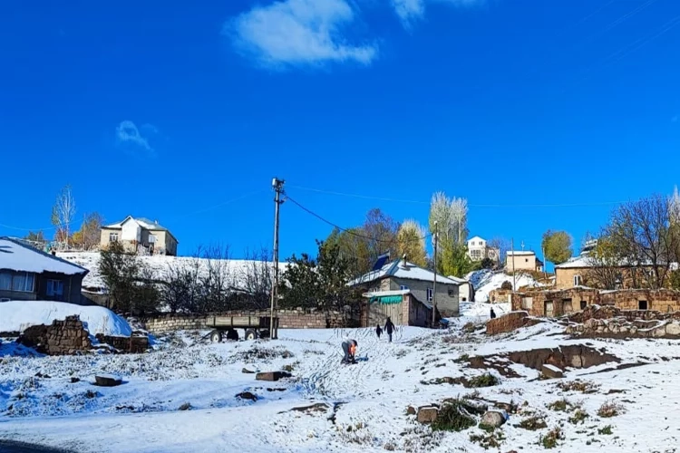 Bitlis’te mevsimin ilk karı yağdı