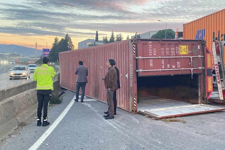 Kocaeli'de seyir halindeki tırın üzerinden konteyner düştü