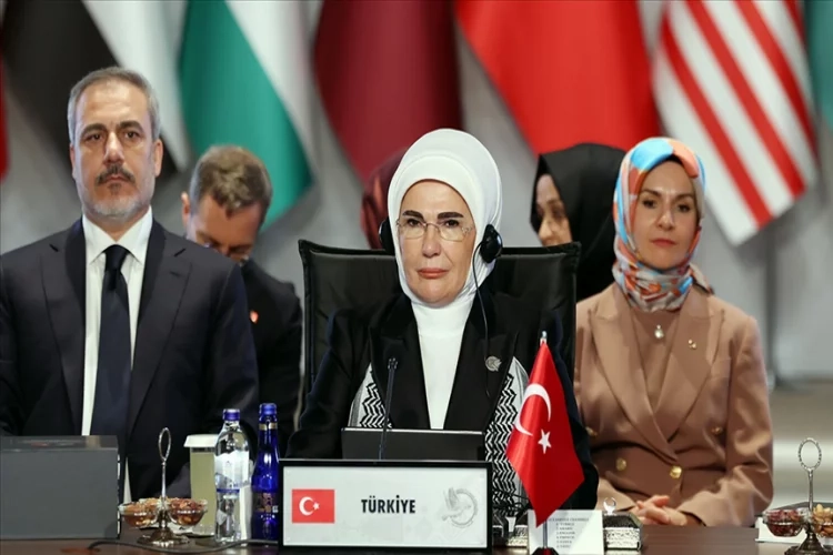 Emine Erdoğan'dan, 3 dilde 