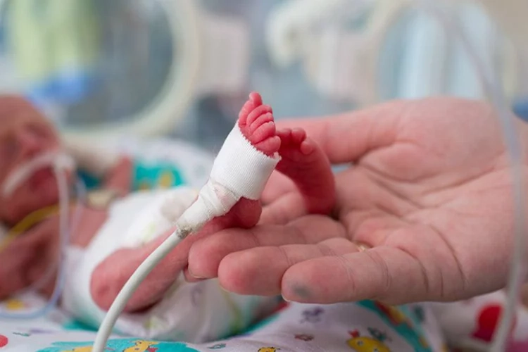 Bebekler ne kadar erken doğarsa, sorunlar o kadar fazlalaşıyor haberinin görseli