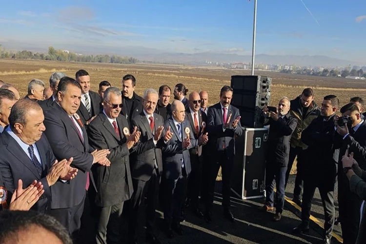 Ulaştırma ve Altyapı Bakanı Abdulkadir Uraloğlu Delice-Çorum YHT projesi hakkında konuştu haberinin görseli