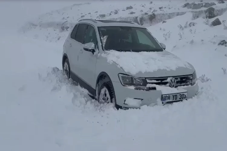 Kar yağışı başladı, araçlar yolda kaldı haberinin görseli
