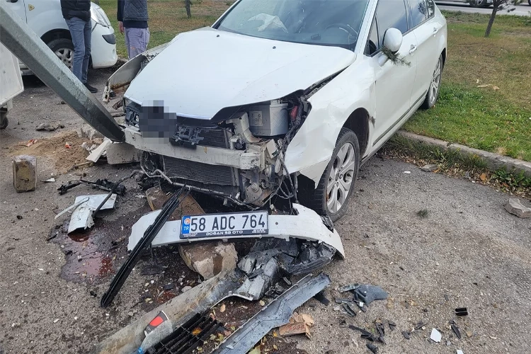 Fren yerine gaza basınca aydınlatma direğine böyle çarptı haberinin görseli