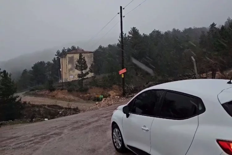 Balıkesir'e mevsimin ilk karı düştü