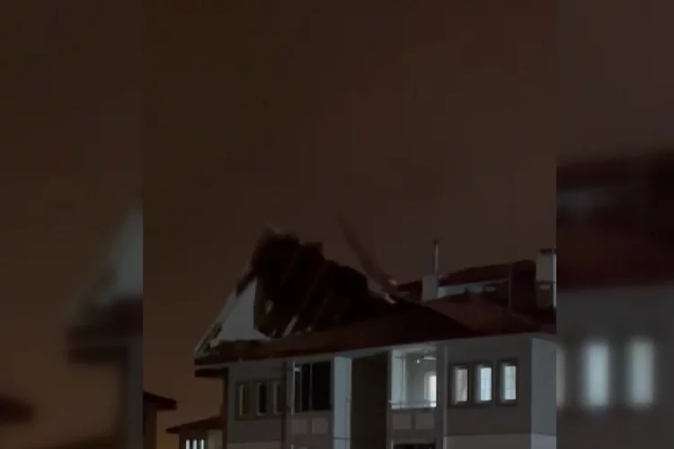Şiddetli rüzgar binanın çatısını uçurdu haberinin görseli