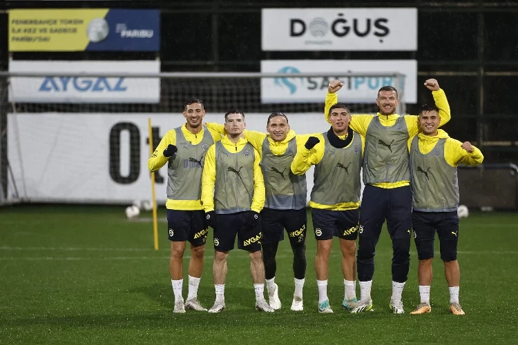 Fenerbahçe yağmura aldırış etmedi: Antrenman devam etti