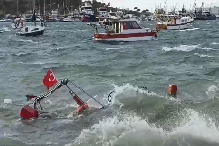 İzmir haber: Fırtınanın vurduğu Foça'da tekneler suya gömüldü