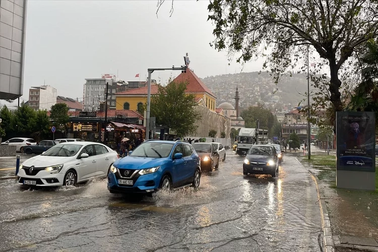 İzmir'de şiddetli sağanak hayatı olumsuz etkiliyor haberinin görseli
