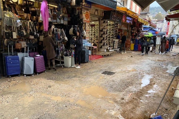 Kemeraltı bildiğiniz gibi: Çamurlu! haberinin görseli
