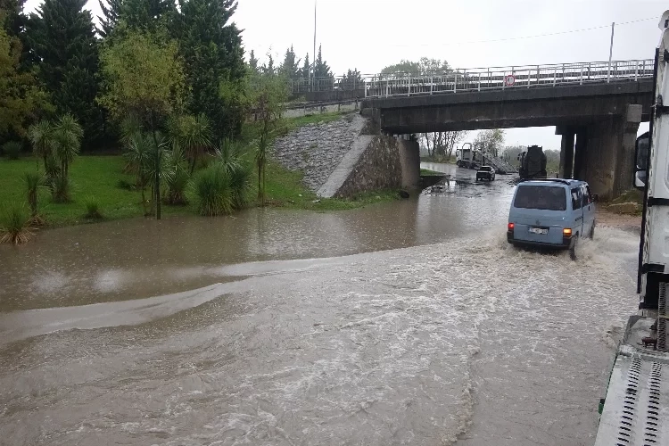 Kocaeli'de sağanak yağış hayatı felç etti