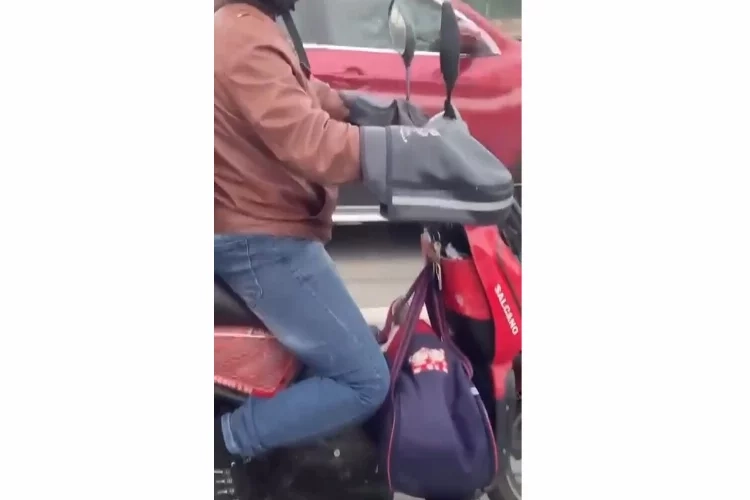 Bursa’da tehlikeli yolculuk! Motosikletin önüne bebeğini koyup kilometrelerce ilerledi haberinin görseli
