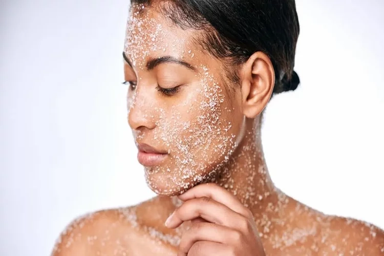 Cilt bakımının önemli unsurlarından biri olan peeling nedir? Peeling ne işe yarar? haberinin görseli