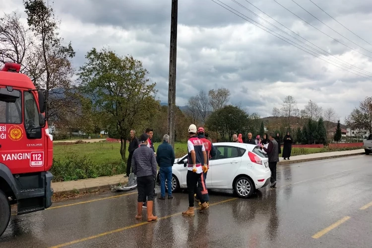 Sakarya’da kontrolden çıkan otomobil beton direğe çarptı: 6 yaralı