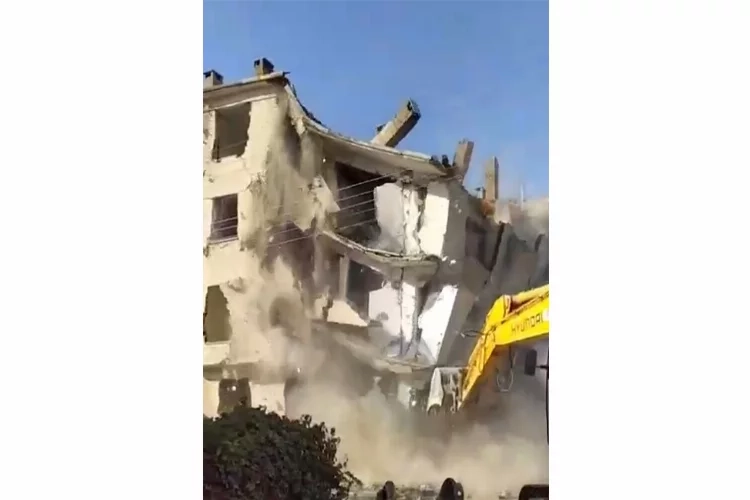 Ağır hasarlı bina tek dokunuşla yerle bir oldu haberinin görseli