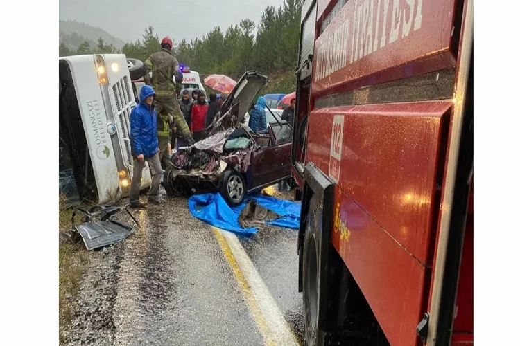 Taziye yakınlarını taşıyan otobüs otomobille çarpıştı haberinin görseli