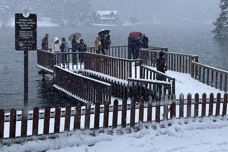 Gölcük Tabiat Parkı'nda kar kalınlığı 10 santimetreye ulaştı