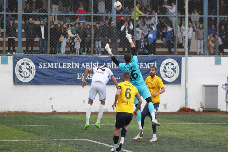 İzmirspor sahasında Alaçatıspor'u mağlup etti haberinin görseli