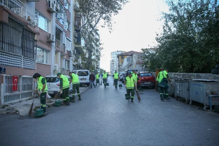 Konak’ın ‘Şok Ekip’leri temizlik mesaisinde haberinin görseli