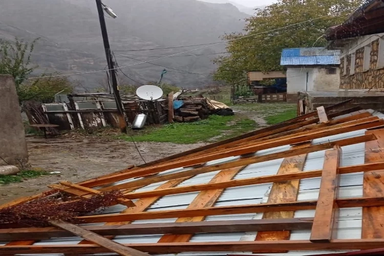 Tunceli'de yağış ve fırtına hayatı durma noktasına getirdi