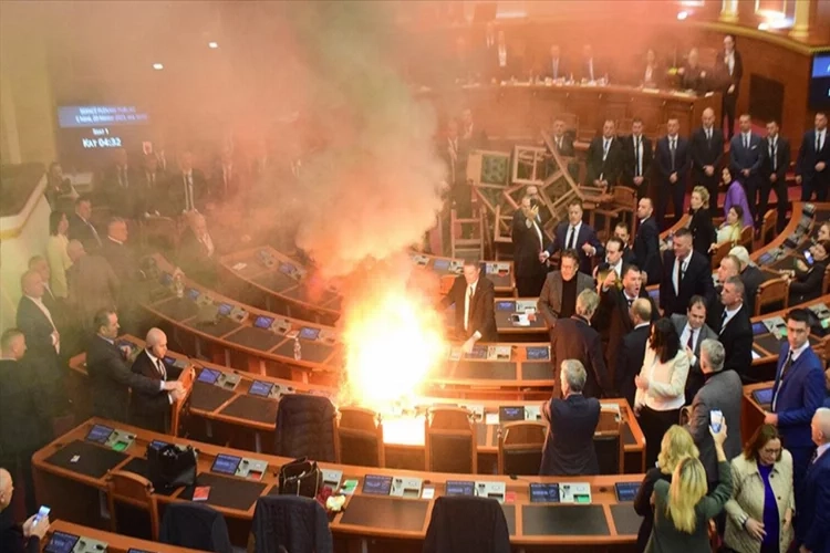 Bütçe görüşmeleri sırasında gerginlik! Sis bombası atıldı