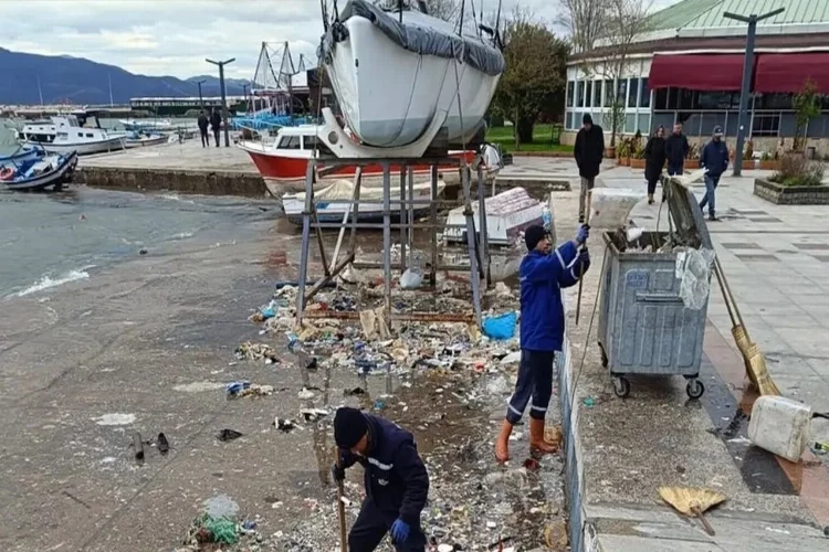 Balıkesir Bandırma sahili çöp yuvası oldu