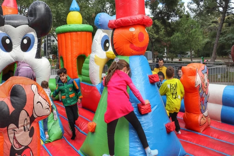 Çocuklar İzmir Kültürpark'ta doyasıya eğlendi