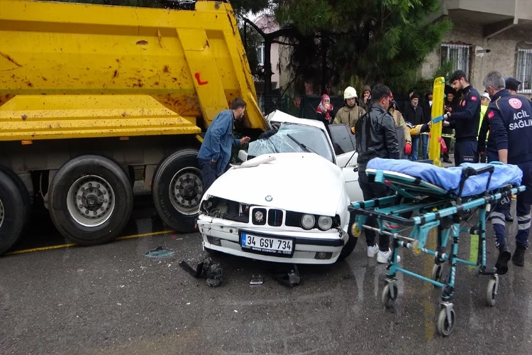 İstanbul’da kaza: Gözyaşları içinde kurtarılmayı bekledi