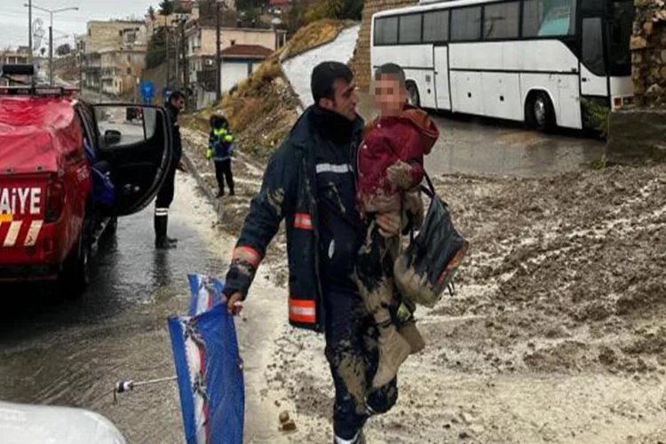 Mardin'de küçük çocuk çamura saplandı