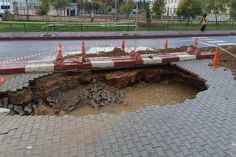 Siirt'te yol böyle çöktü haberinin görseli