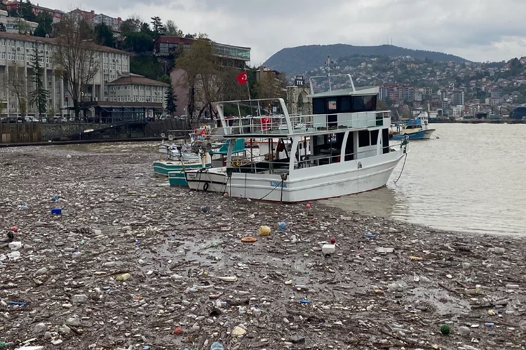 Fırtına sonrası Zonguldak sahilinde kirlilik oluştu