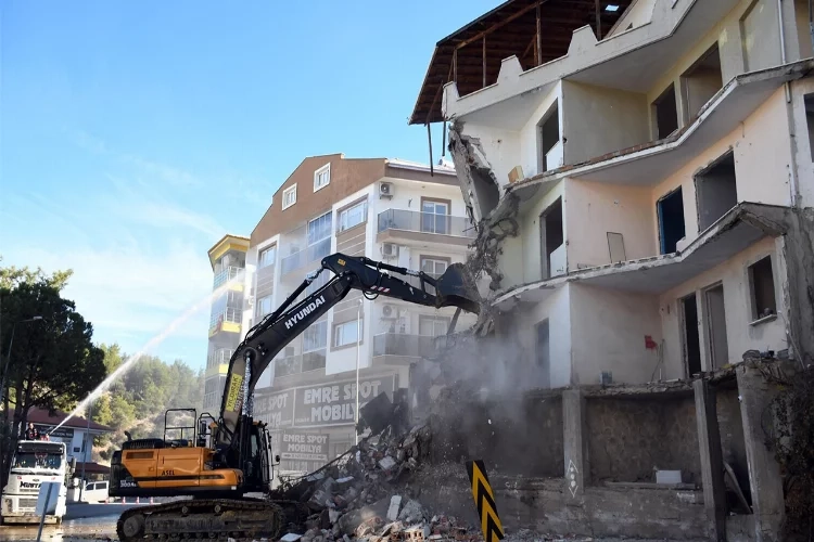 Aydın’da hasarlı ve dayanıksız yapılar yıkılıyor haberinin görseli