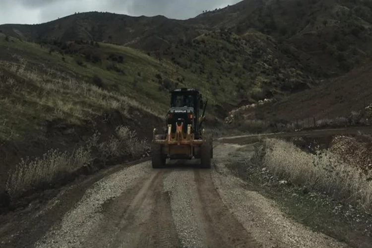Siirt'te kapanan köy yolları ulaşıma açıldı haberinin görseli