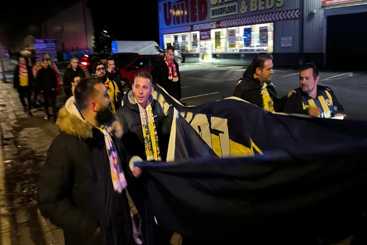 Türk taraftarlar Cardiff meydanına indi