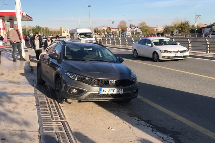 Elazığ’da otomobilin çarptığı genç kız ağır yaralandı