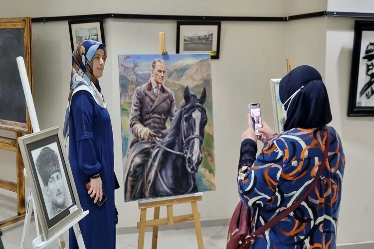 Bornova'da Cumhuriyet ve Atatürk söyleşisi ve resim sergisi büyük ilgi gördü haberinin görseli