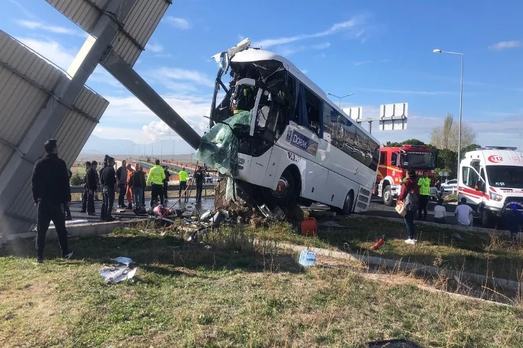 Denizli’de feci kaza: Tur otobüsü otomobile çarpıştı