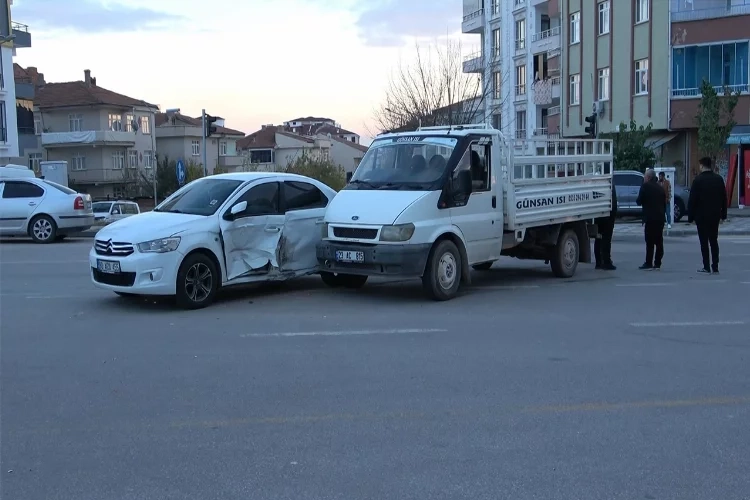 Elazığ’da trafik kazası: Pikap ile otomobil çarpıştı haberinin görseli