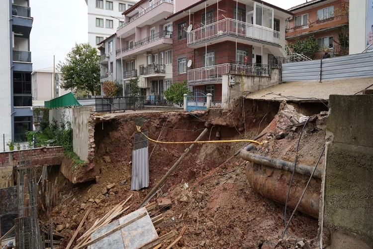İstinat duvarı çöktü, 4 bina mühürlendi haberinin görseli