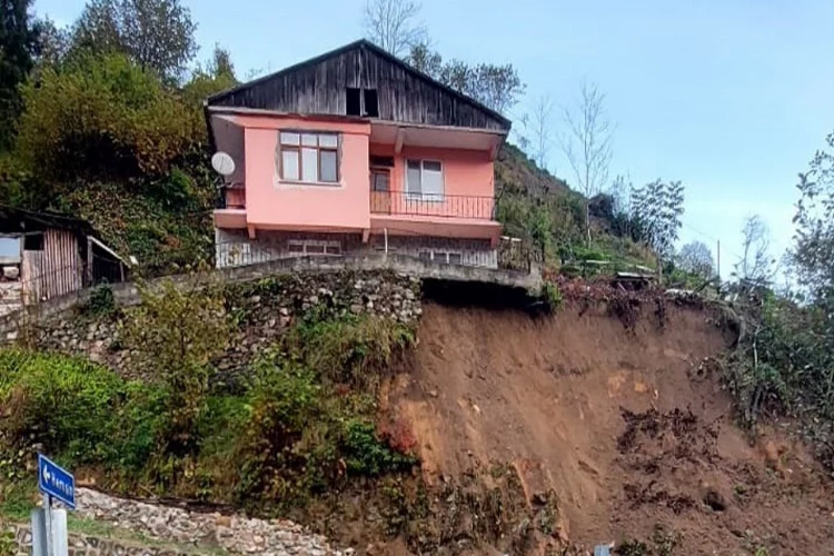 Rize’de heyelan paniği! 